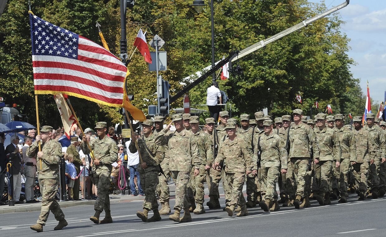 Солдаты армии США марширует во время ежегодного военного парада в честь Дня польской армии в Варшаве