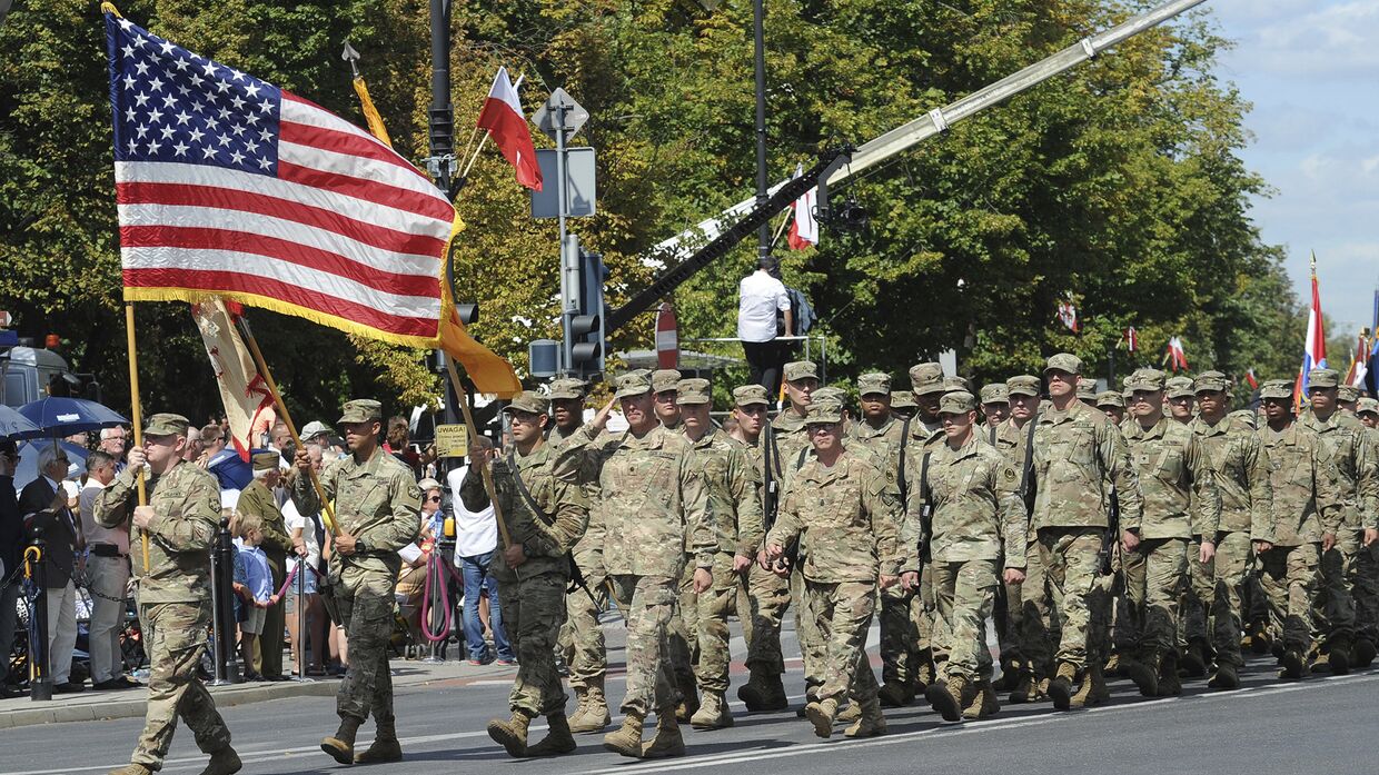Солдаты армии США марширует во время ежегодного военного парада в честь Дня польской армии в Варшаве