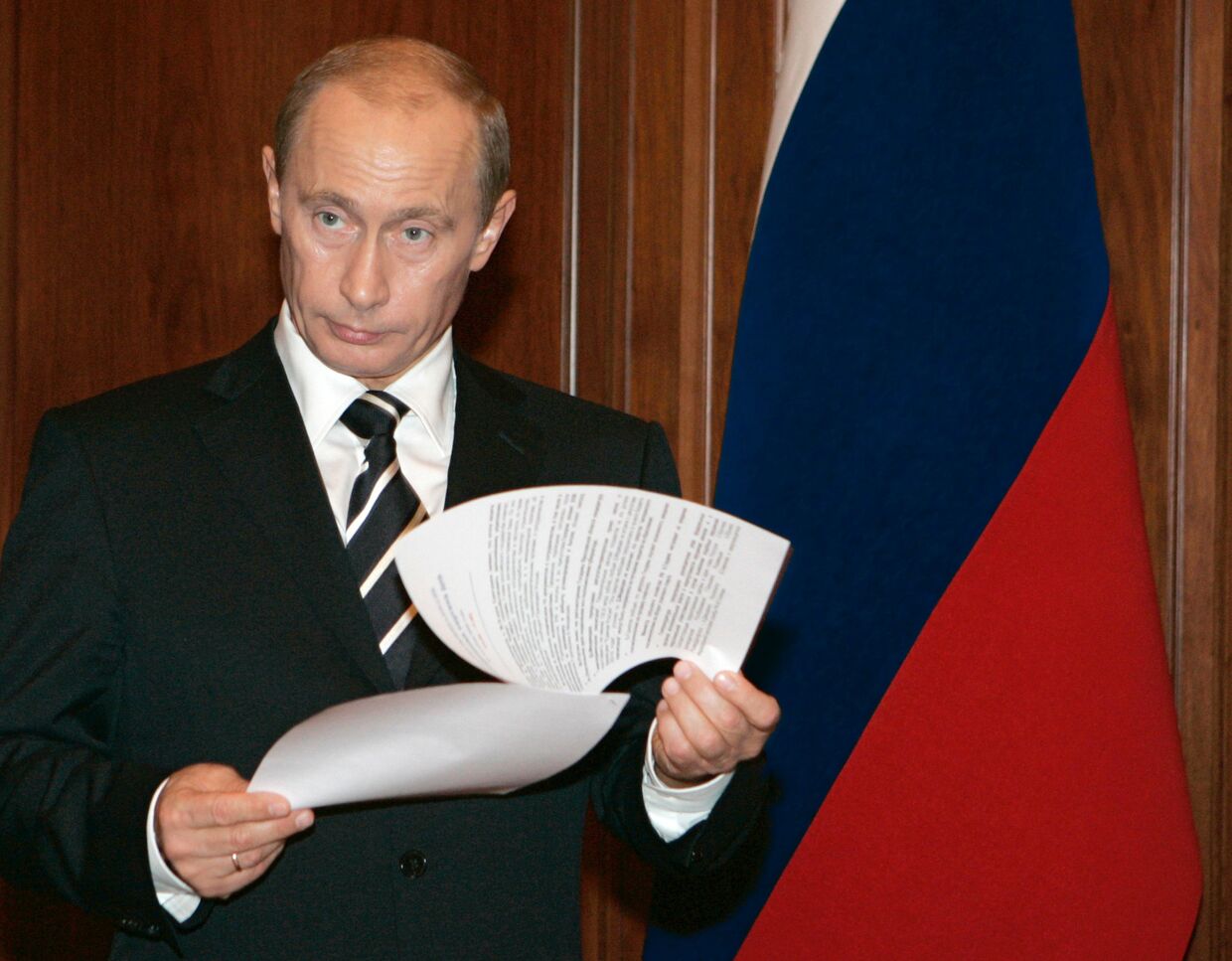 Президент России Владимир Путин в рабочем кабинете Кремля