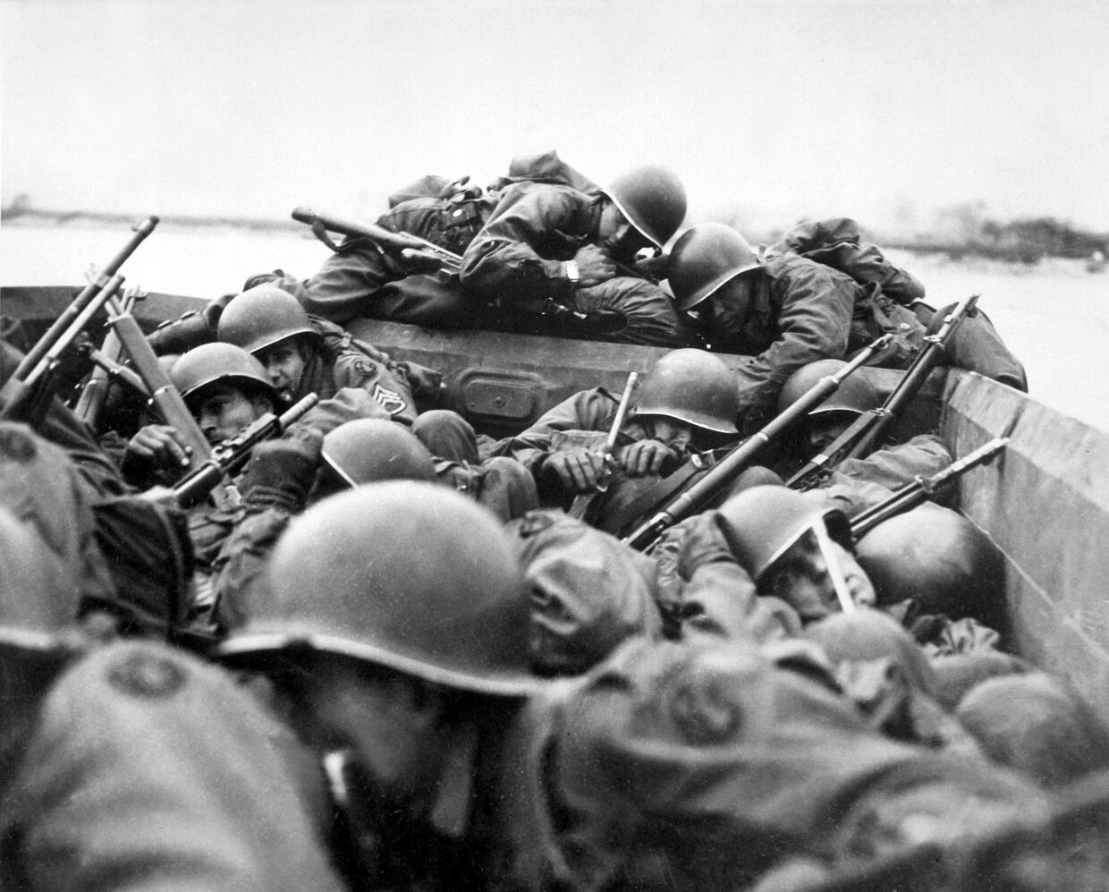 Американские солдаты форсируют Рейн. 24 марта 1945 года