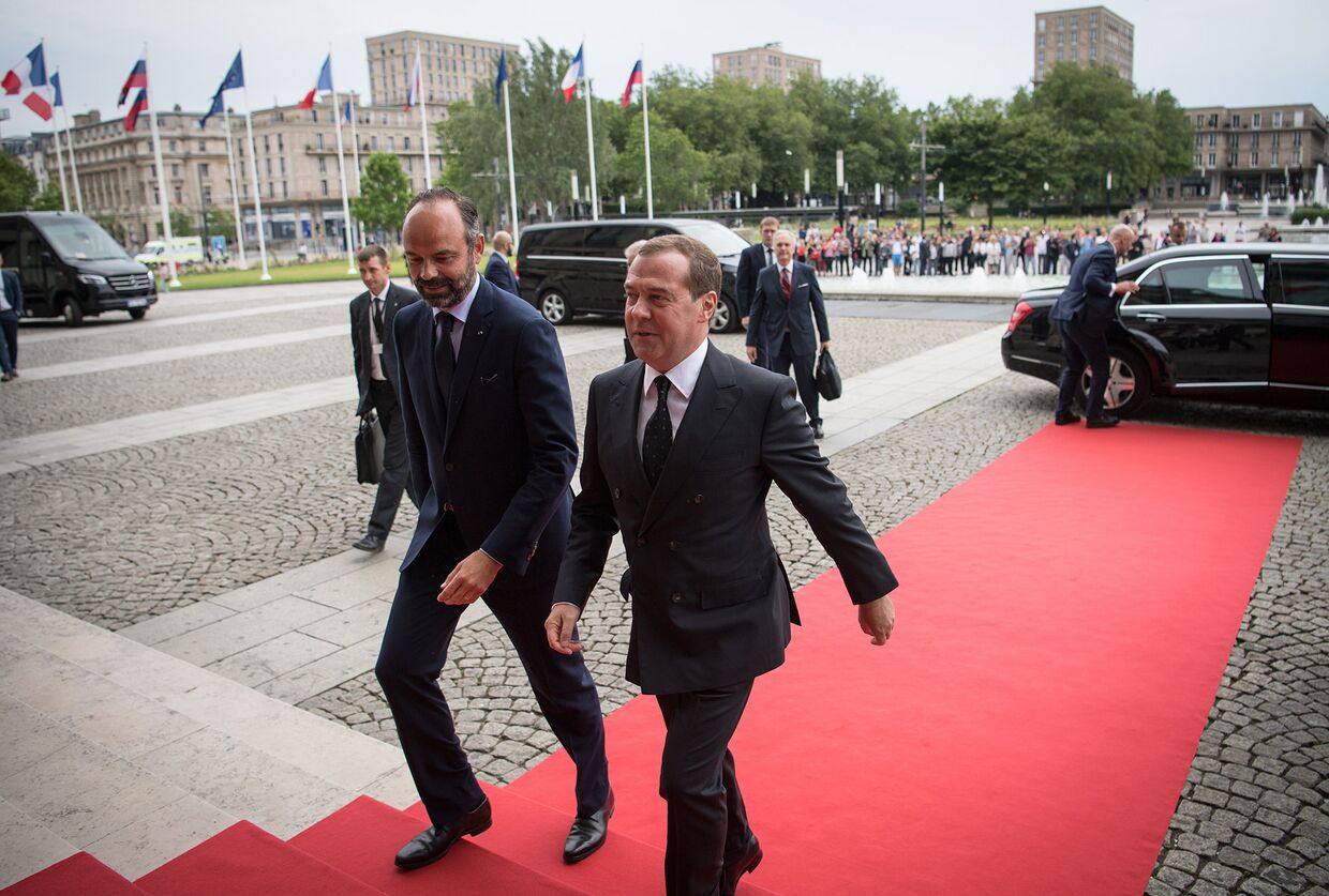Председатель правительства РФ Дмитрий Медведев и премьер-министр Франции Эдуар Филипп