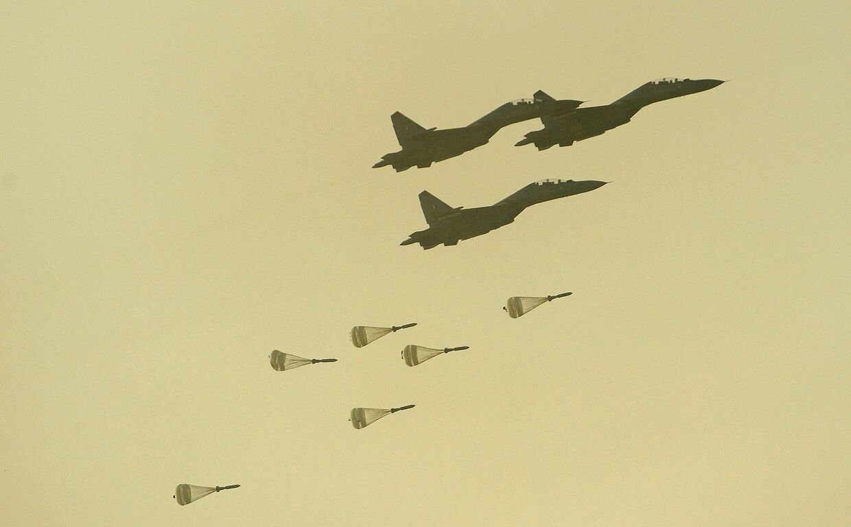 Самолеты ВВС Индии Су-30 во время учений Железный Кулак-2013 в Похране