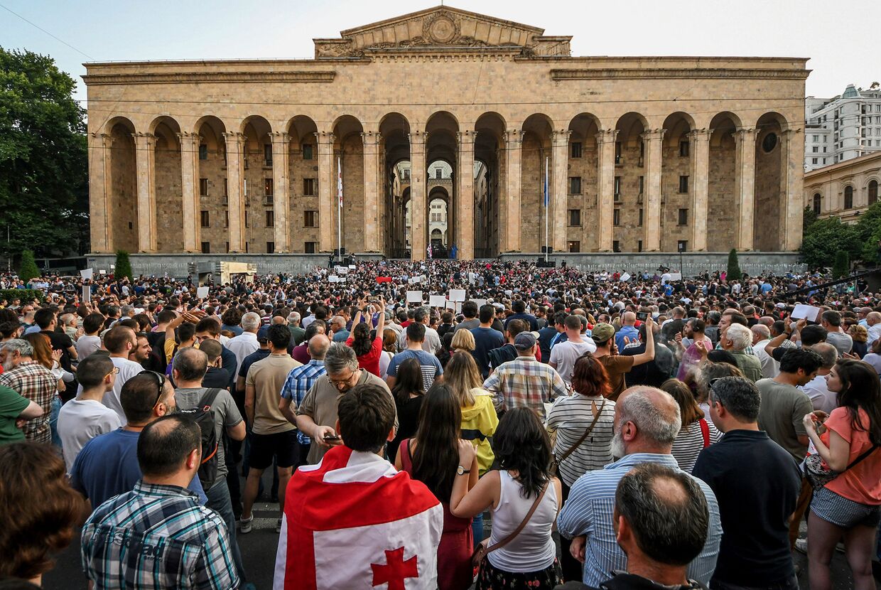 Участники митинга перед зданием парламента в Тбилиси