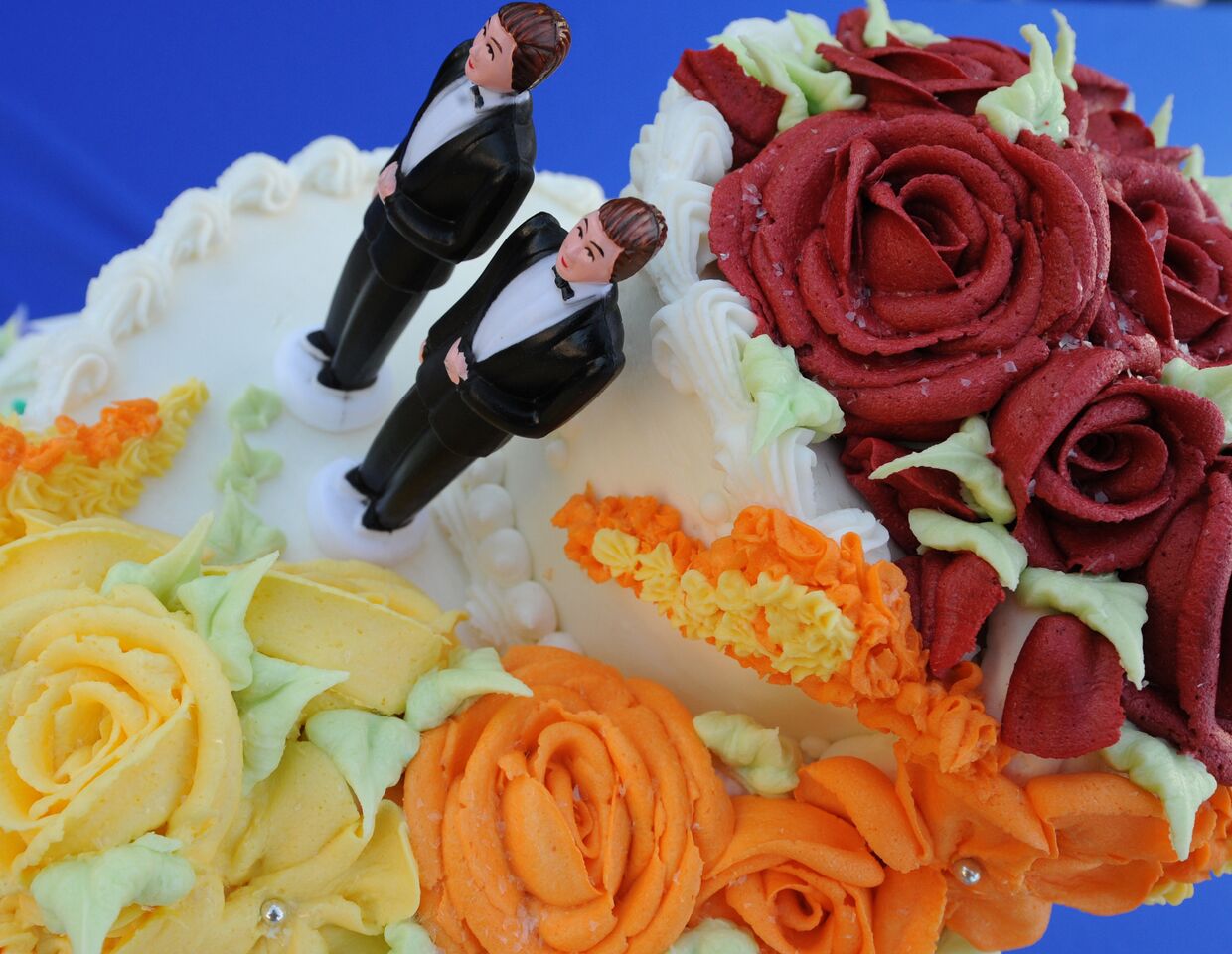 Свадебный торт со статуэтками двух мужчин на свадьбе в Калифорнии