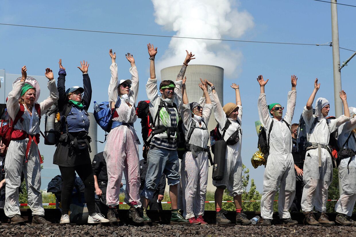 Климатические активисты во время акции протеста у угольной электростанции в Германии