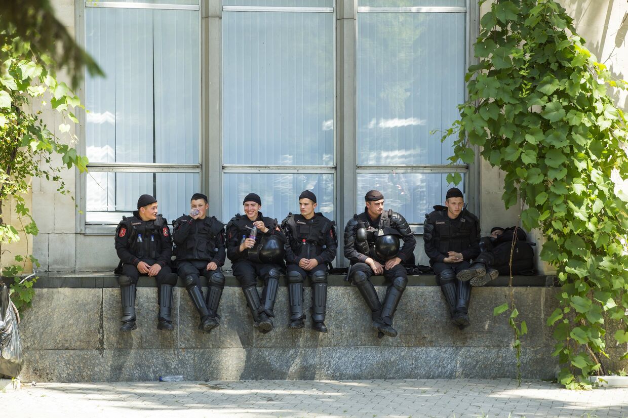 Сотрудники правоохранительных органов у Дома Правительства Республики Молдова в Кишиневе.