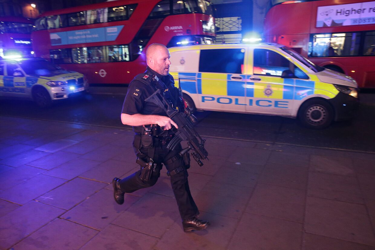 Вооруженный полицейский в центре Лондона