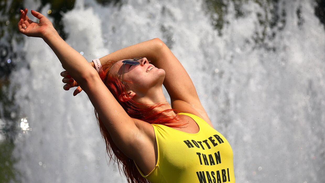 Девушка отдыхает у фонтана в жаркий день в Берлине