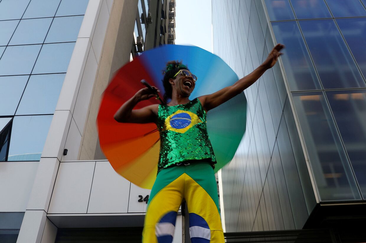 Участник гей-парада в Сан-Паулу, Бразилия