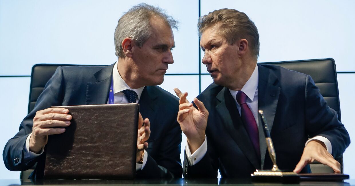 Председатель правления OMV AG Райнер Зеле (слева) и председатель правления ПАО Газпром Алексей Миллер