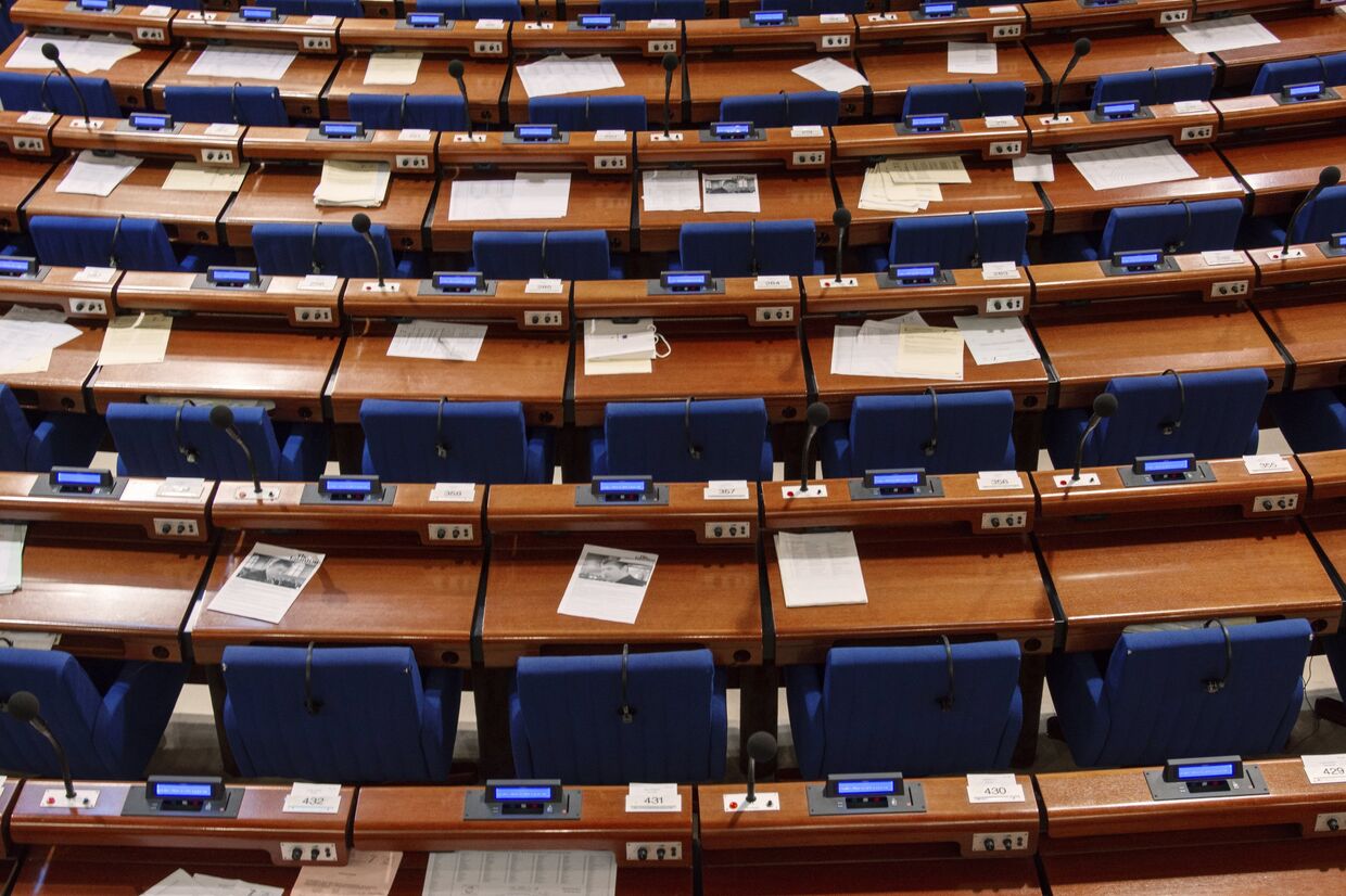 Места в зале, где проводится заседание Парламентской ассамблеи Совета Европы (ПАСЕ)