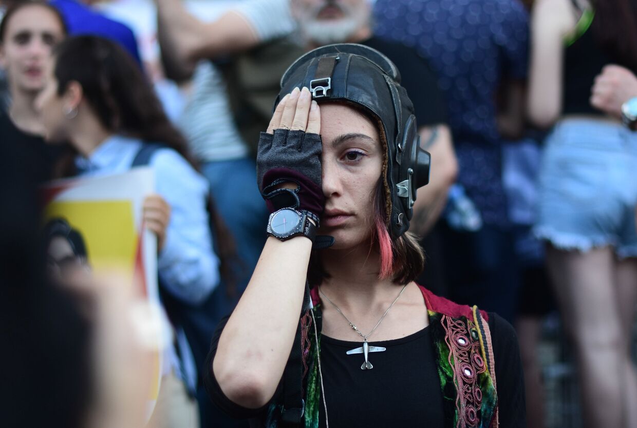 Девушка во время протестов в Грузии