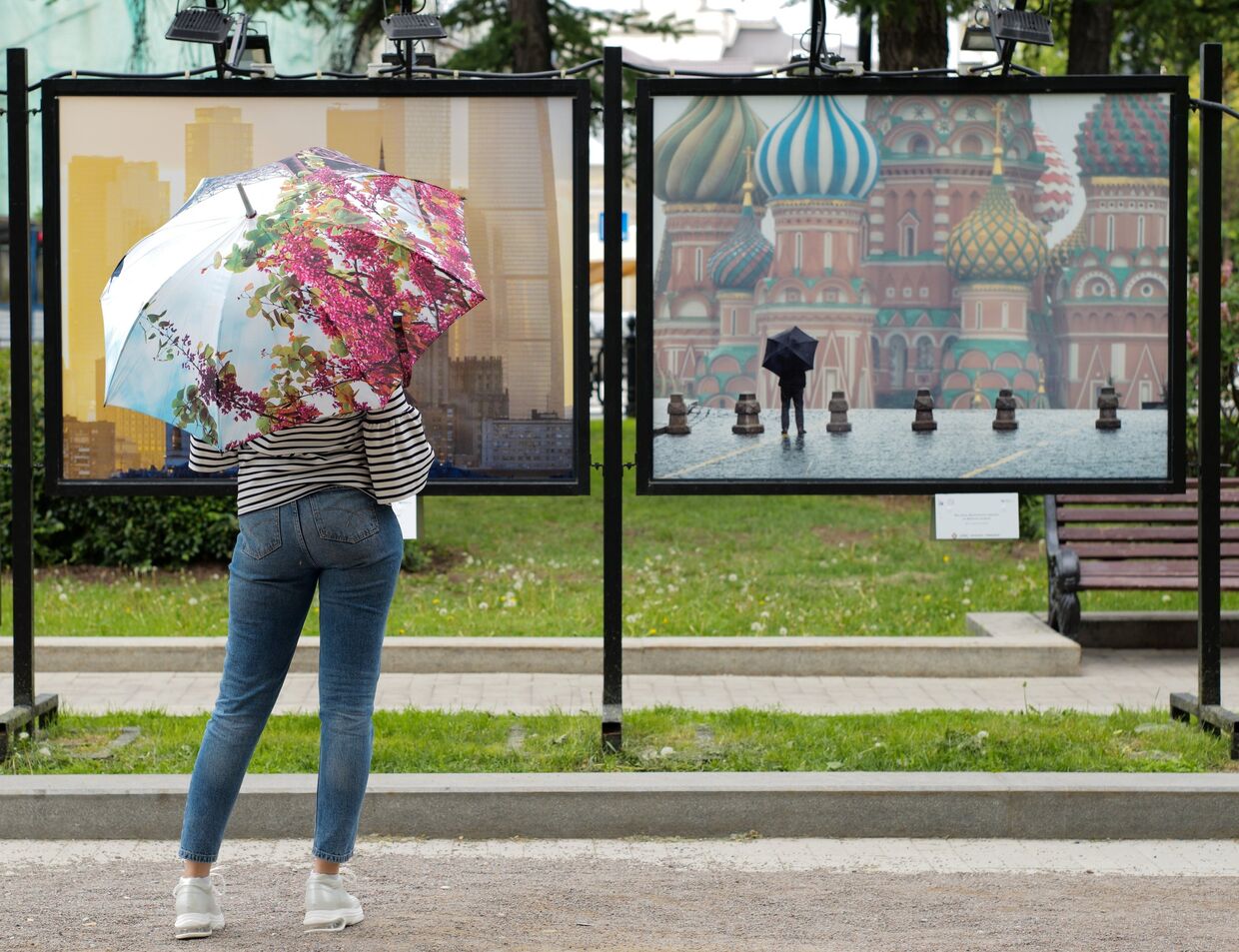 Девушка на Тверском бульваре в Москве