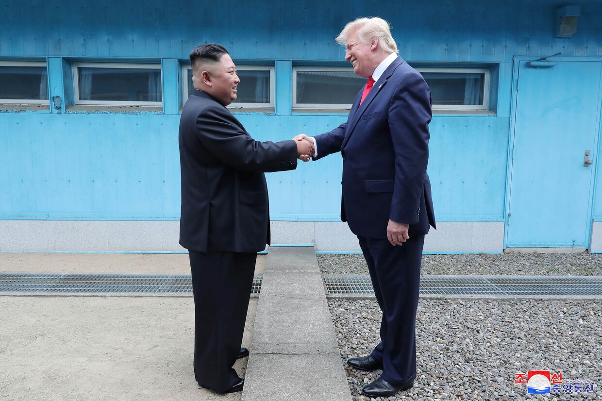 Президент США Дональд Трамп и северокорейский лидер Ким Чен Ын в демилитаризованной зоне в Панмунджоме