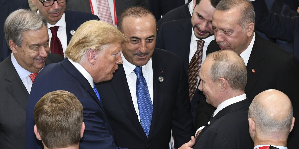Президент США Дональд Трамп беседует с президентом России Владимиром Путиным во время заключительного заседания саммита лидеров G20 в Осаке, Япония
