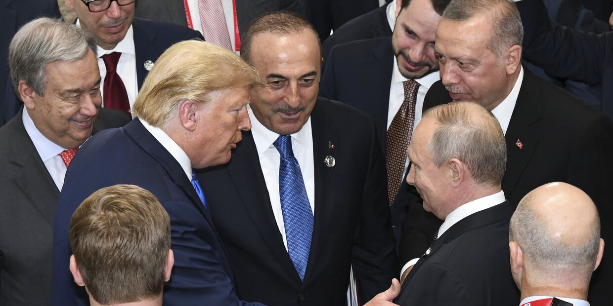 Президент США Дональд Трамп беседует с президентом России Владимиром Путиным во время заключительного заседания саммита лидеров G20 в Осаке, Япония