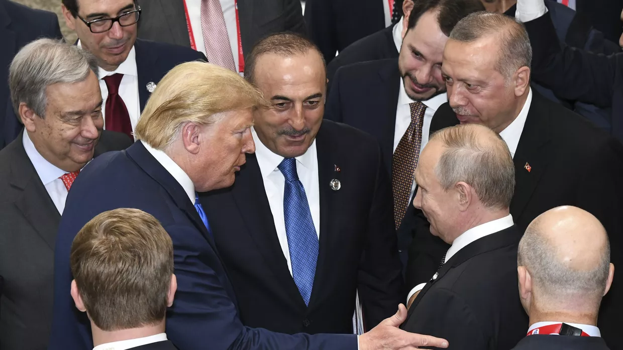 Президент США Дональд Трамп беседует с президентом России Владимиром Путиным во время заключительного заседания саммита лидеров G20 в Осаке, Япония