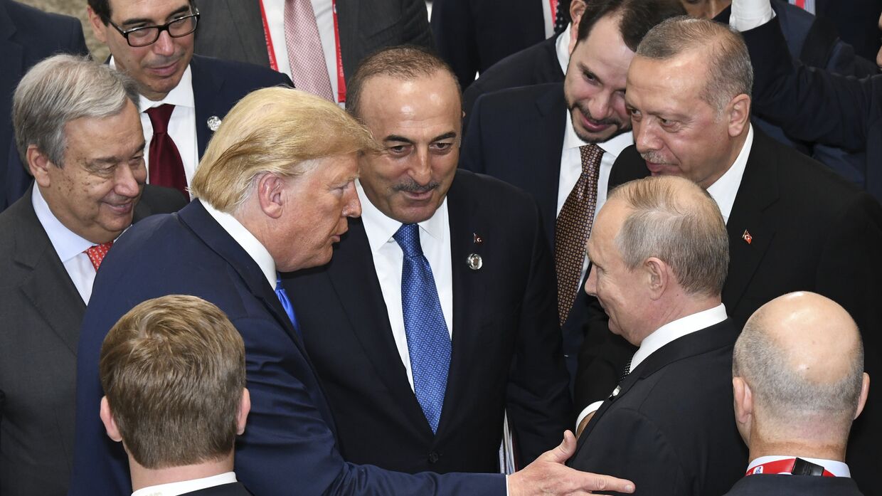 Президент США Дональд Трамп беседует с президентом России Владимиром Путиным во время заключительного заседания саммита лидеров G20 в Осаке, Япония