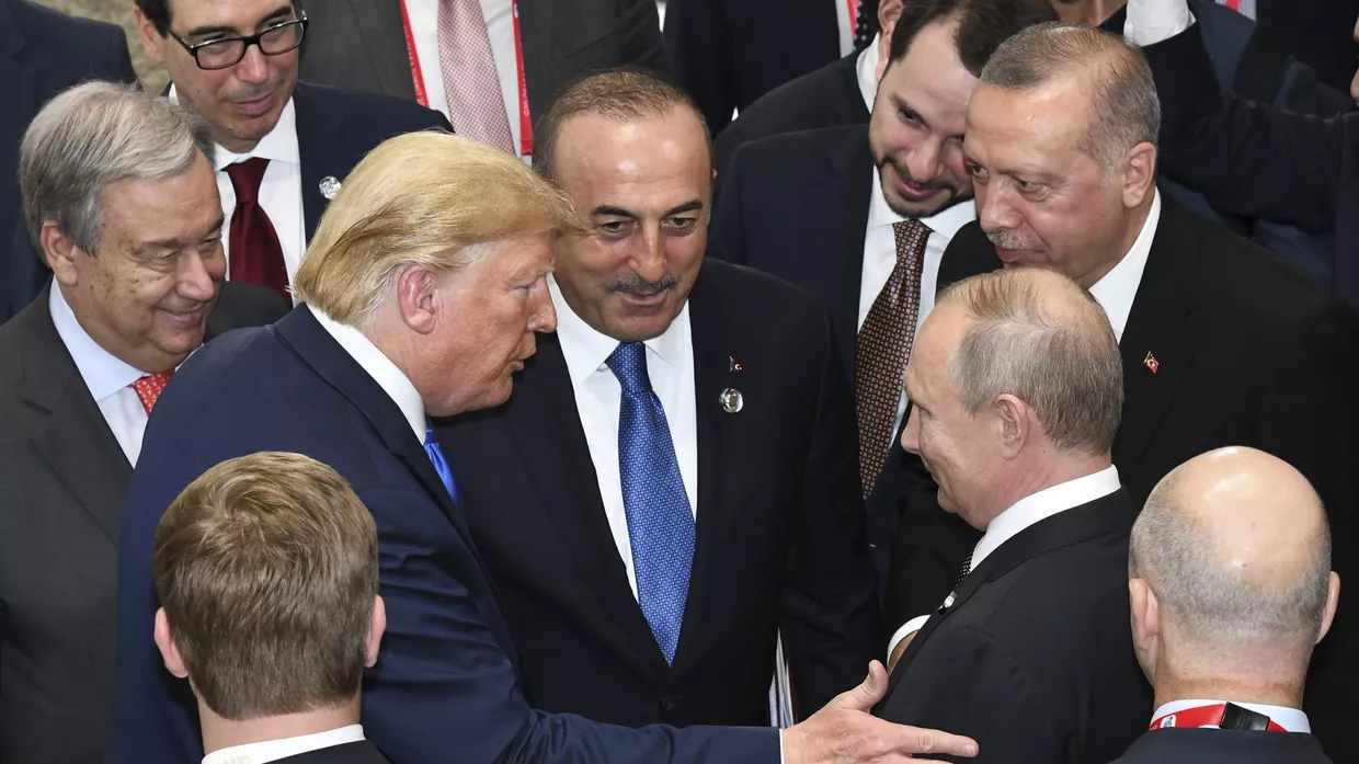 Президент США Дональд Трамп беседует с президентом России Владимиром Путиным во время заключительного заседания саммита лидеров G20 в Осаке, Япония