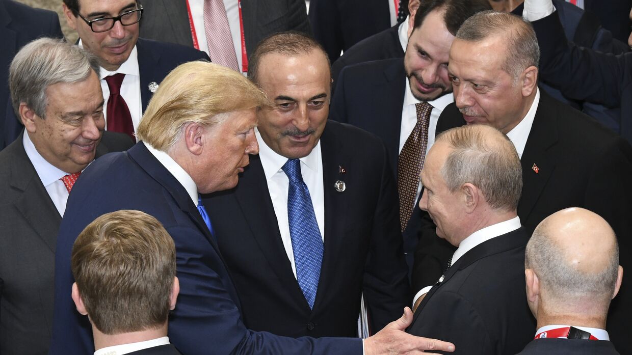Президент США Дональд Трамп беседует с президентом России Владимиром Путиным во время заключительного заседания саммита лидеров G20 в Осаке, Япония
