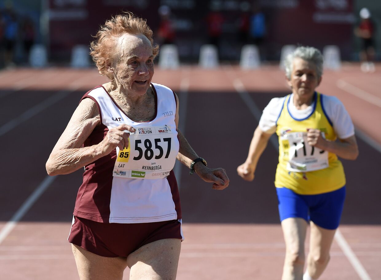 Участники забега на 100 метров во время Национальных спортивных игр для пожилых людей в Лионе, Франция