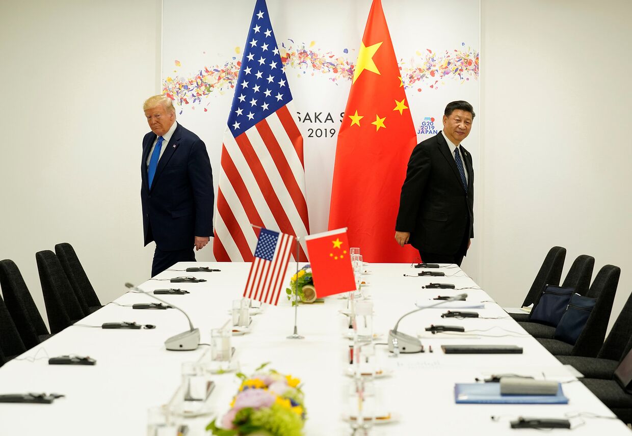 Президент США Дональд Трамп и председатель КНР Си Цзиньпин во время саммита лидеров G20 в Осаке, Япония