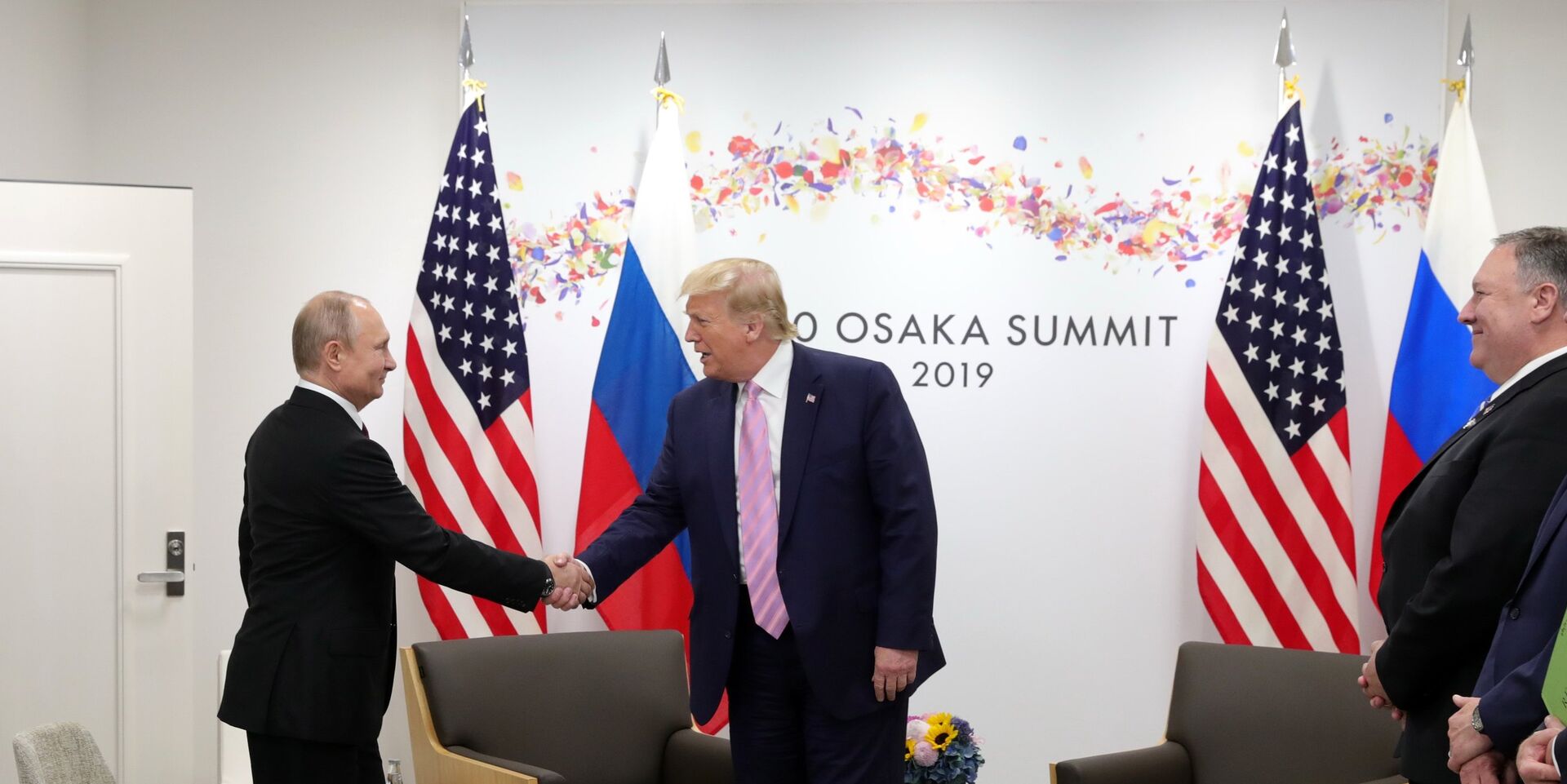 Президент РФ Владимир Путин и президент США Дональд Трамп во время встречи на полях саммита G20 в Осаке 28 июня 2019 года - ИноСМИ, 1920, 18.04.2025