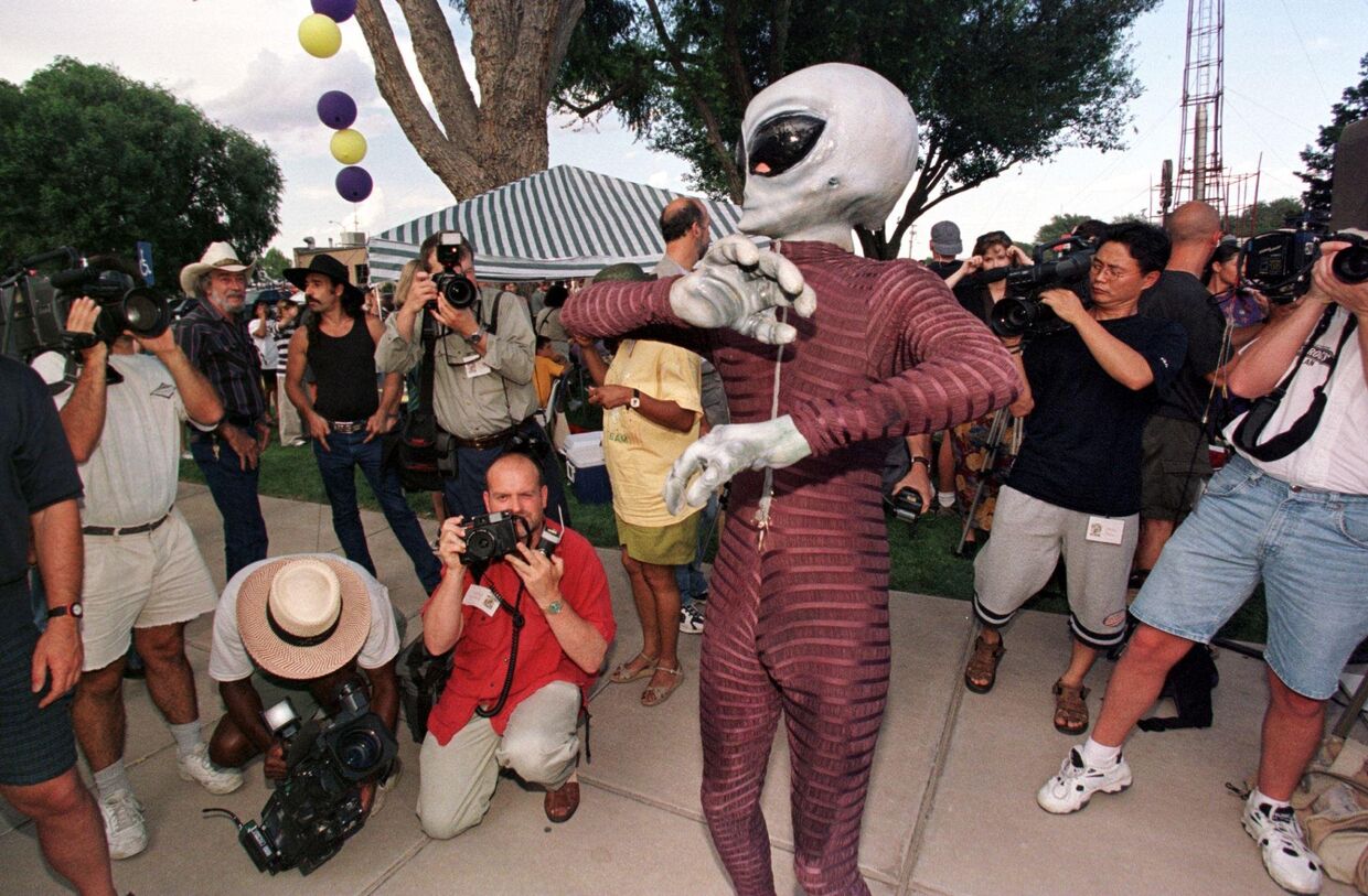 Человек, одетый пришельцем во время костюмированного конкурса во время годовщины так называемой катастрофы НЛО в Розуэлле