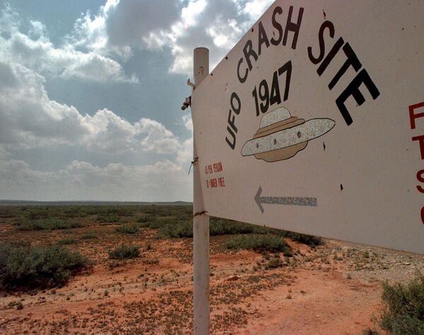 Знак, указывающий на начало экскурсионного маршрута по следам предполагаемого крушения НЛО в Розуэлле