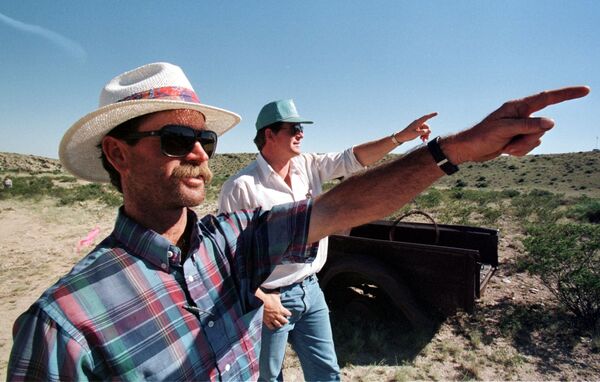 Дэвид Корн и его двоюродный брат Билл Марли указывают на место предполагаемого крушения НЛО на своем ранчо в Розуэлле