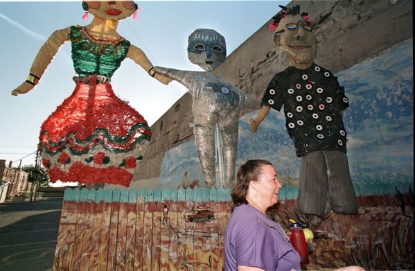 Скульптуры инопланетятина и двух людей в городе Розуэлл