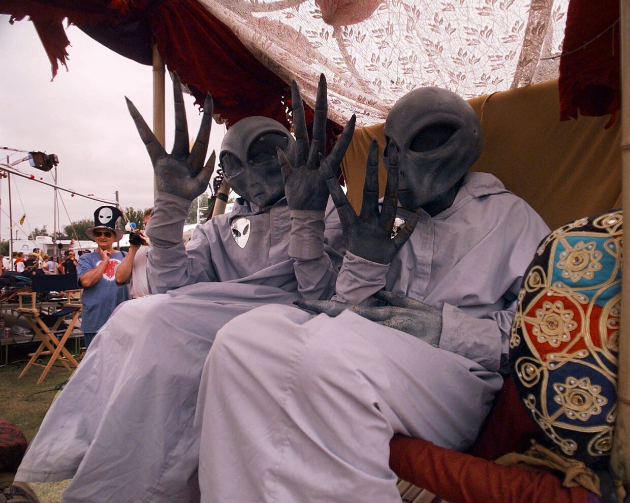 Участники фестиваля в костюмах пришельцев в Розуэлле