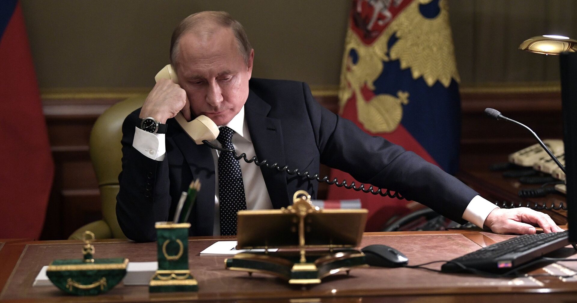 Президент РФ Владимир Путин во время телефонного разговора - ИноСМИ, 1920, 26.10.2021