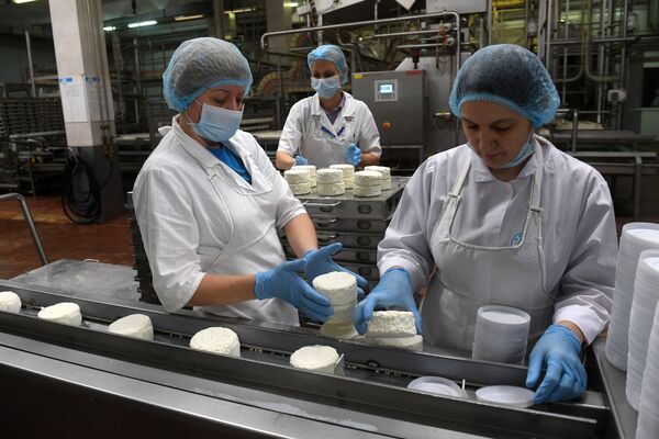 Линия упаковки творога на заводе «Агросила-Молоко», который выпускает продукцию под маркой «Просто молоко» Линия упаковки творога на заводе «Агросила-Молоко», который выпускает продукцию под маркой «Просто молоко»