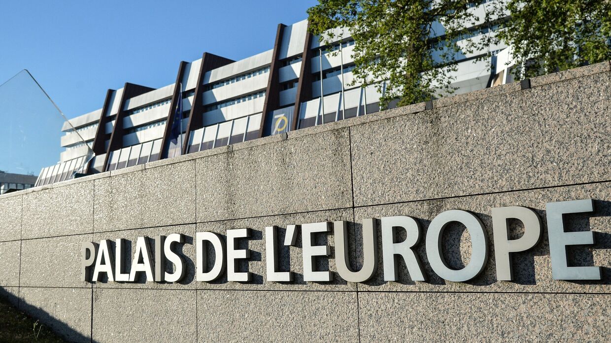 Табличка возле Дворца Европы в Страсбурге