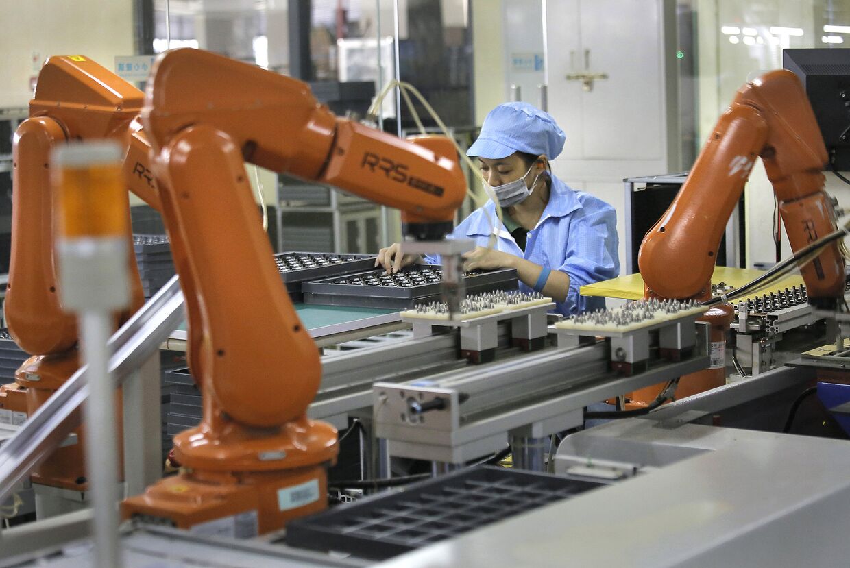 Рабочий на автоматизированной фабрике в Китае