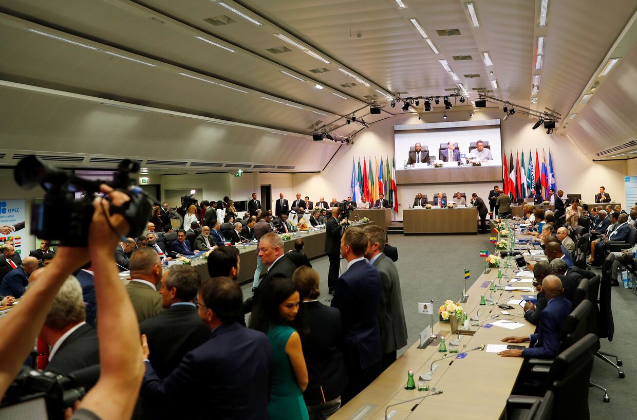 Журналисты ждут начала встречи ОПЕК в Вене, Австрия