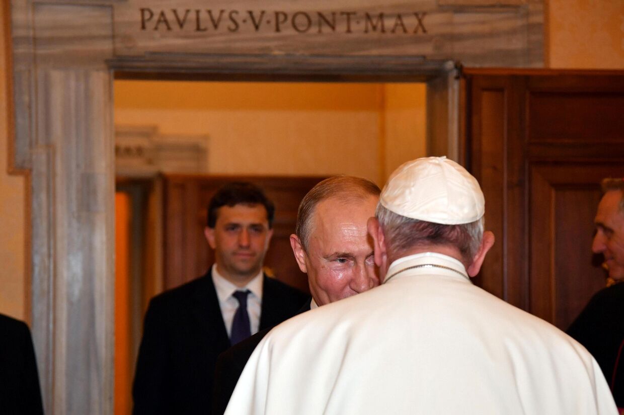 Президент России Владимир Путин во время встречи с Папой Римским Франциском в Ватикане