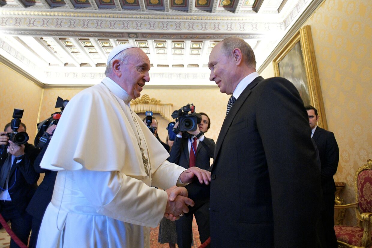 Президент России Владимир Путин во время встречи с Папой Римским Франциском в Ватикане