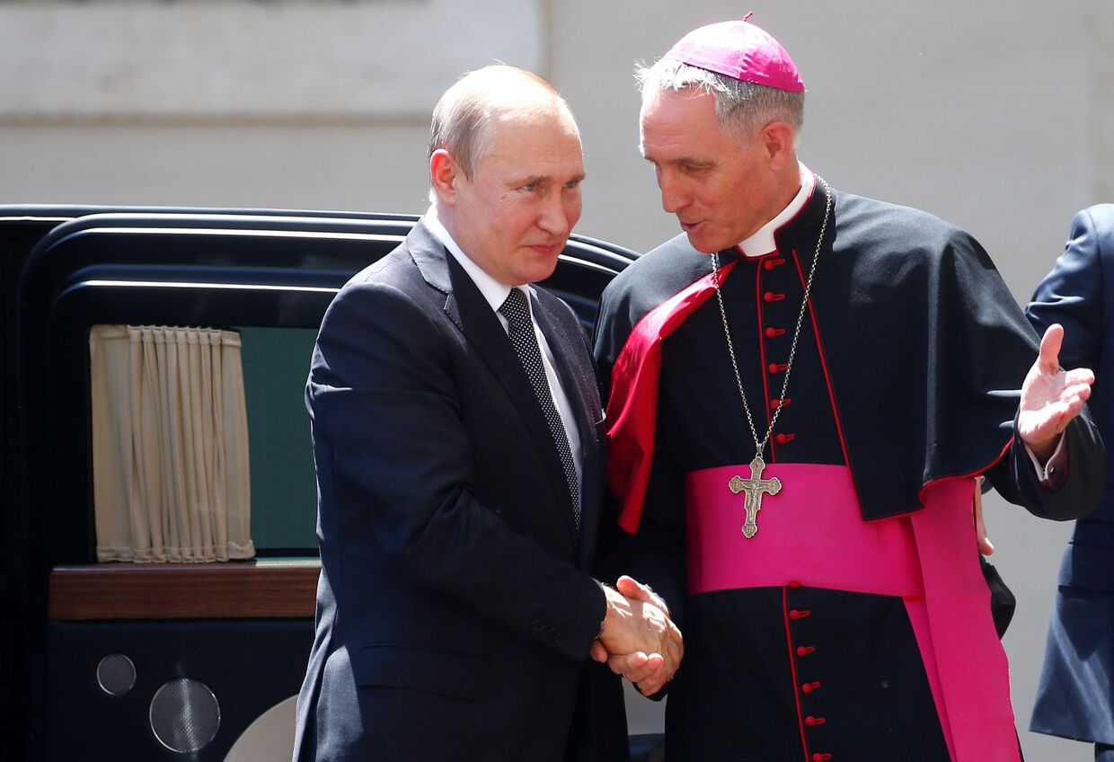 Президент России Владимир Путин и архиепископ Георг Гансвейн в Ватикане