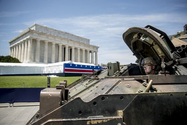 Военная техника готовится к участию в параде в Вашингтоне