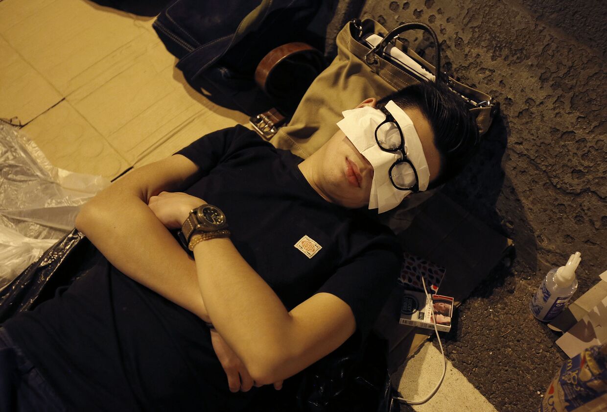 Мужчина спит на улице в Гонконге