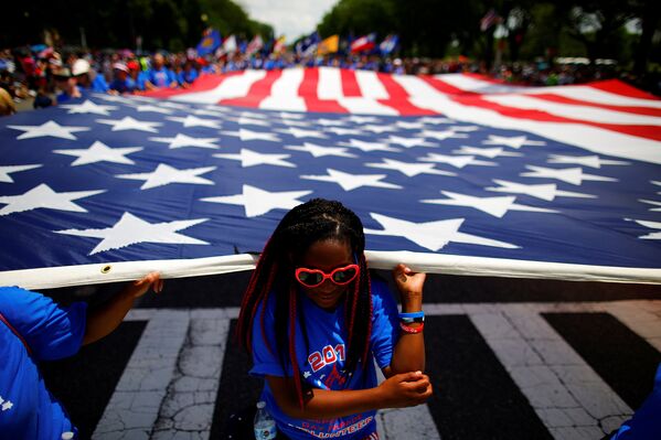 Участники парада Дня независимости США в Вашингтоне