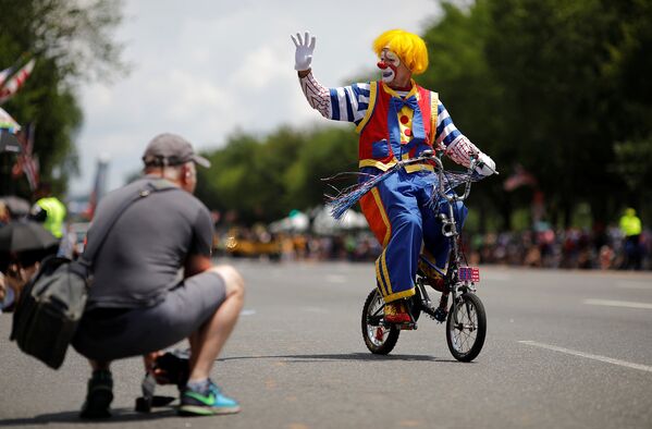 Клоун во время праздничного парада в Вашингтоне