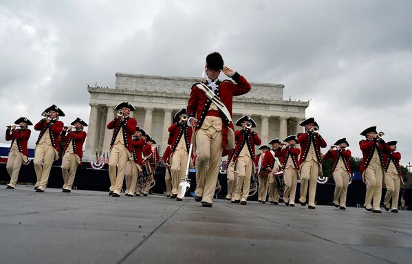 Празднование Дня Независимости у мемориала Линкольна в Вашингтоне