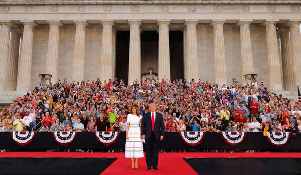 Президент США Дональд Трамп с первой леди Меланией во время празднования Дня Независимости в Вашингтоне