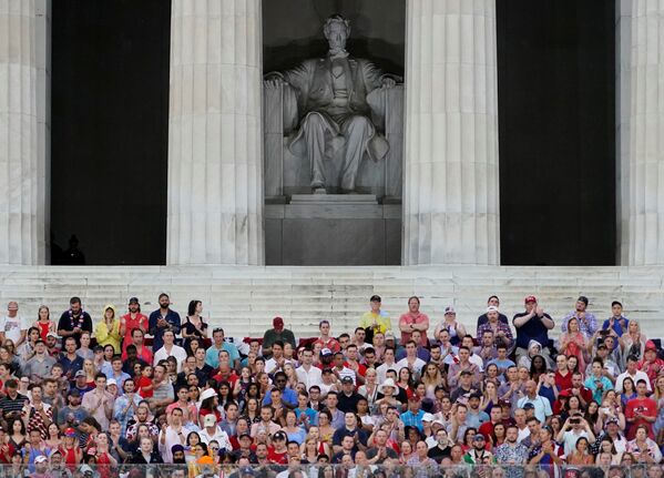 Празднование Дня Независимости у мемориала Линкольна в Вашингтоне