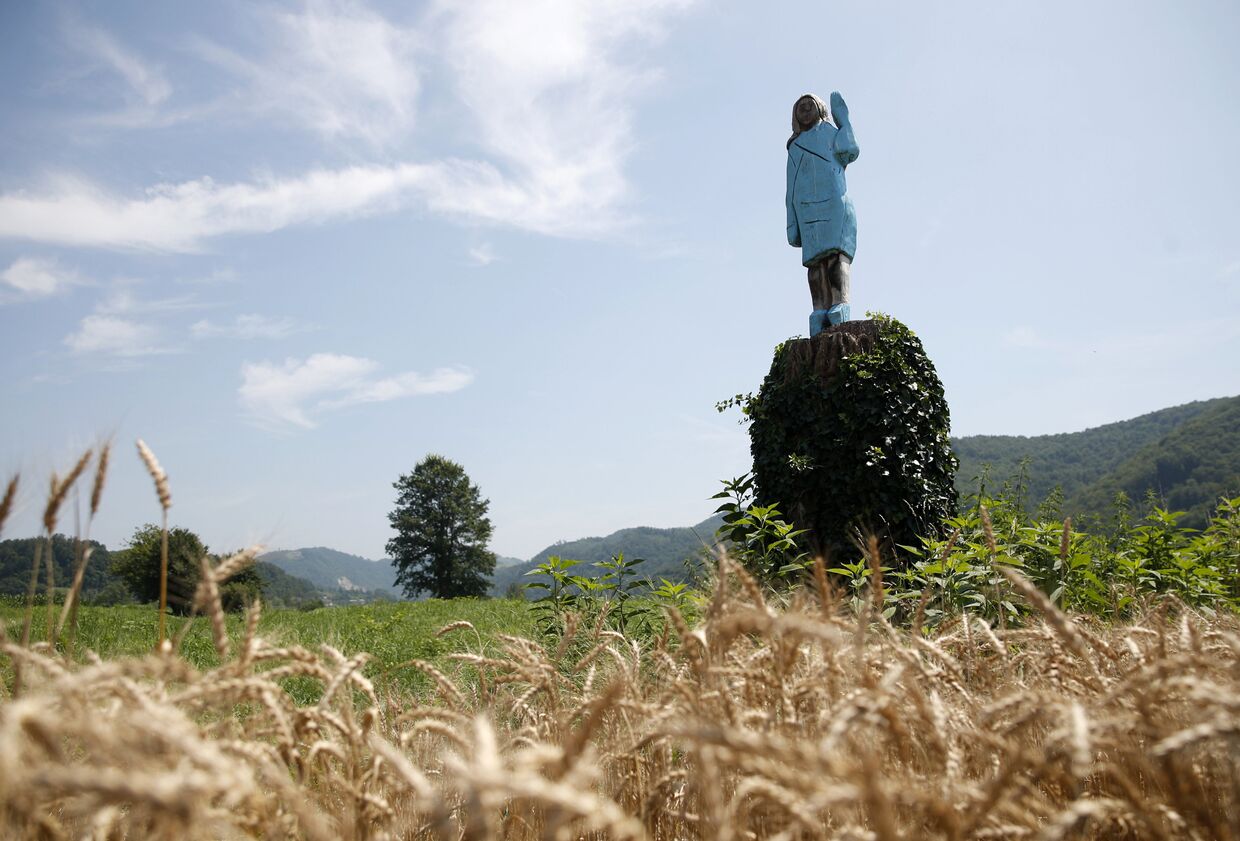 Деревянная скульптура Мелании Трамп в Словении