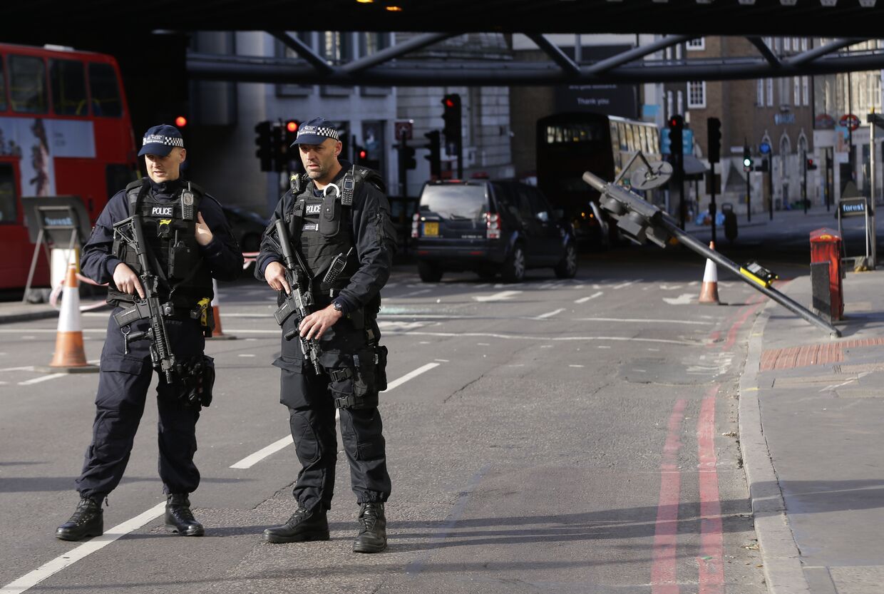 Вооруженные полицейские в Лондоне, Великобритания
