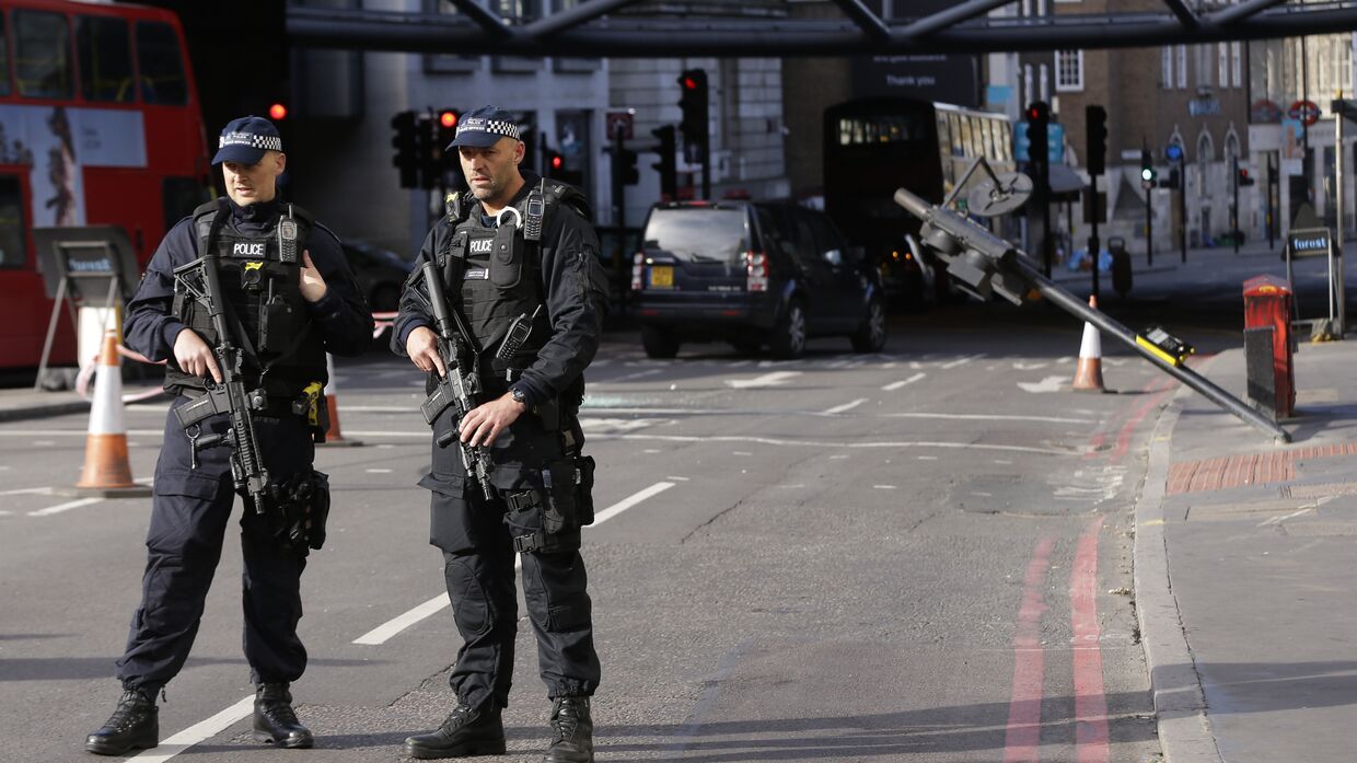 Вооруженные полицейские в Лондоне, Великобритания